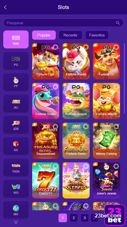 Atendente auxiliando cliente sobre suporte 24/7